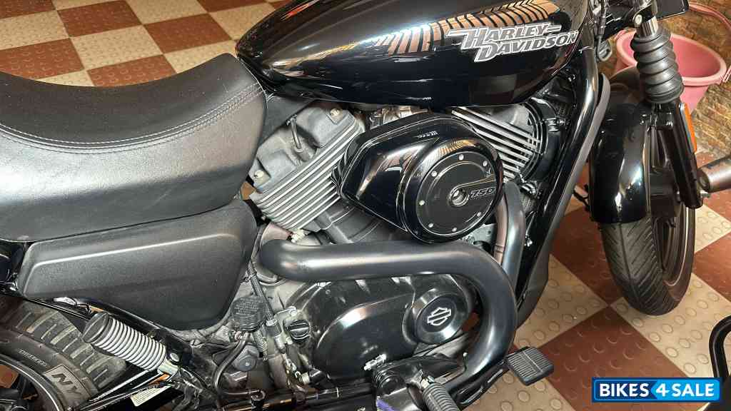 Black Harley Davidson Street 750