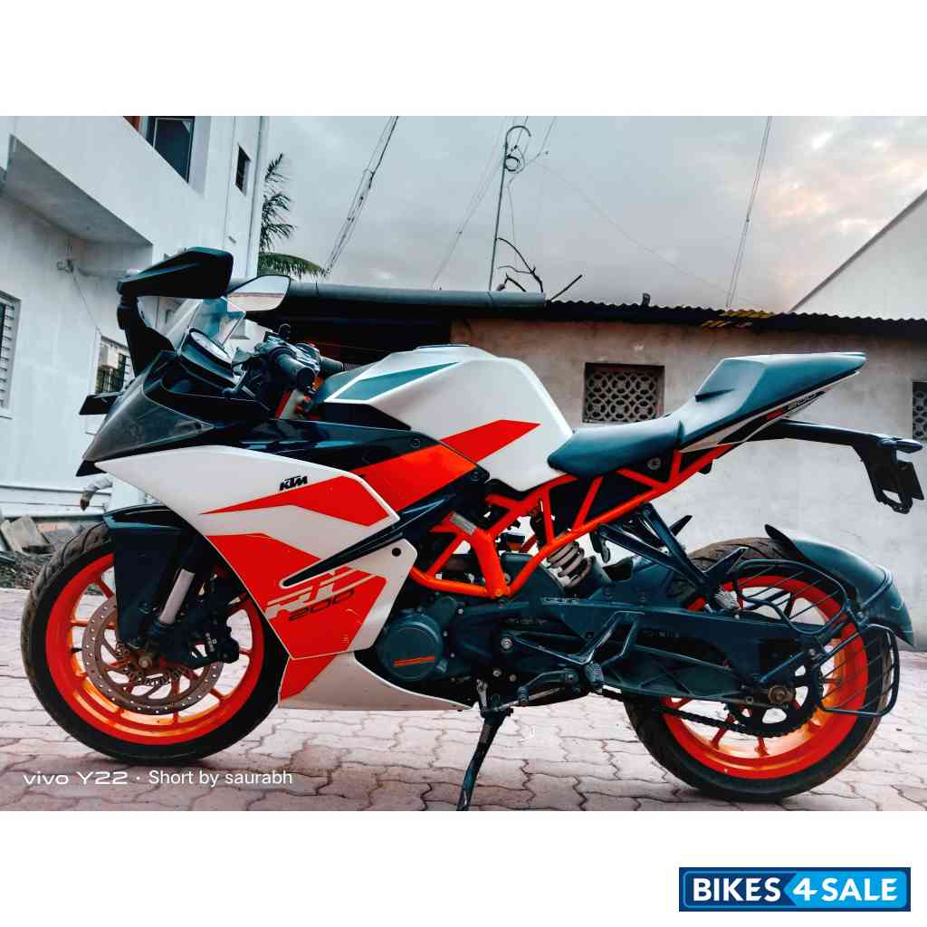 White-orange KTM RC 200