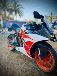 White-orange KTM RC 200