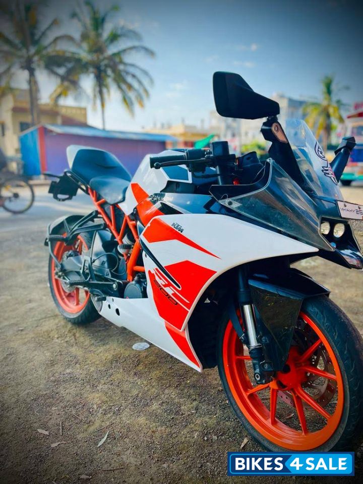 White-orange KTM RC 200