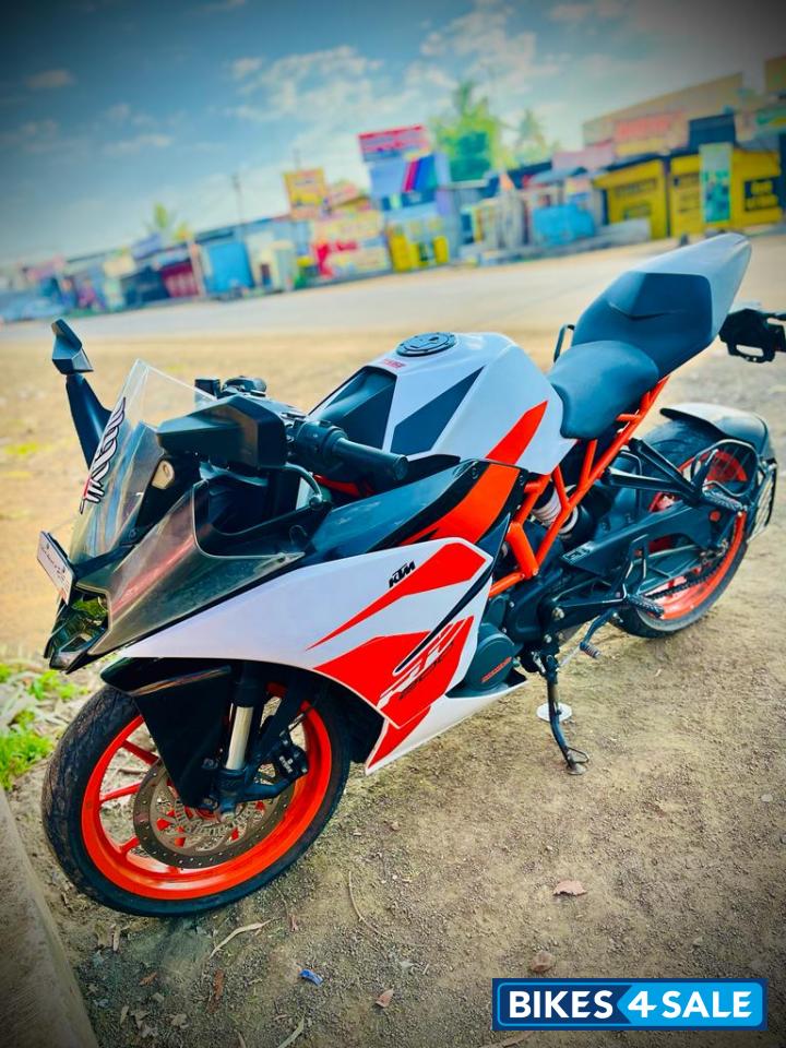 White-orange KTM RC 200