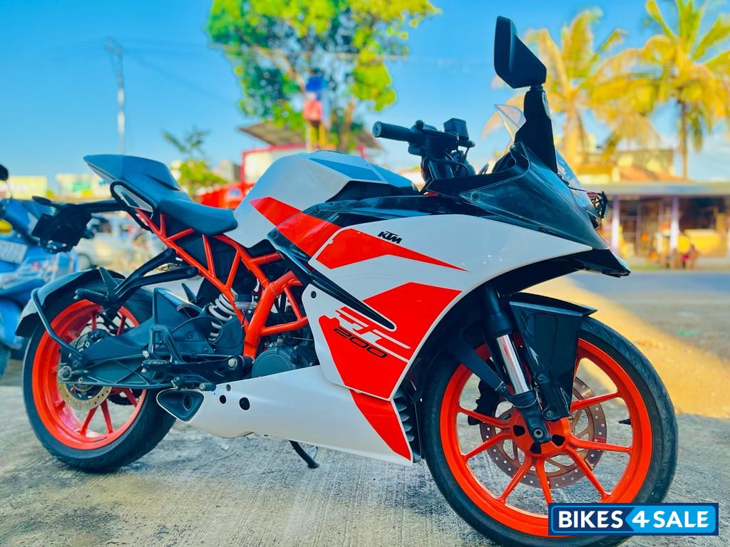 White-orange KTM RC 200