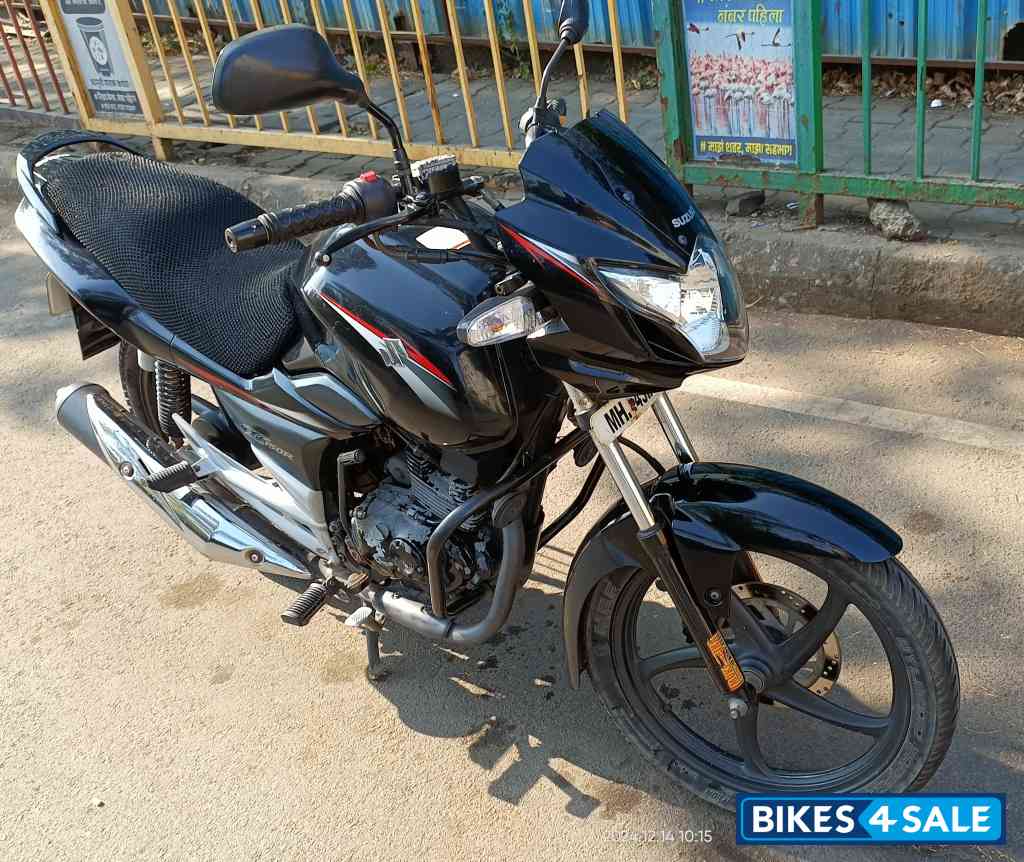 Black Suzuki GS 150R