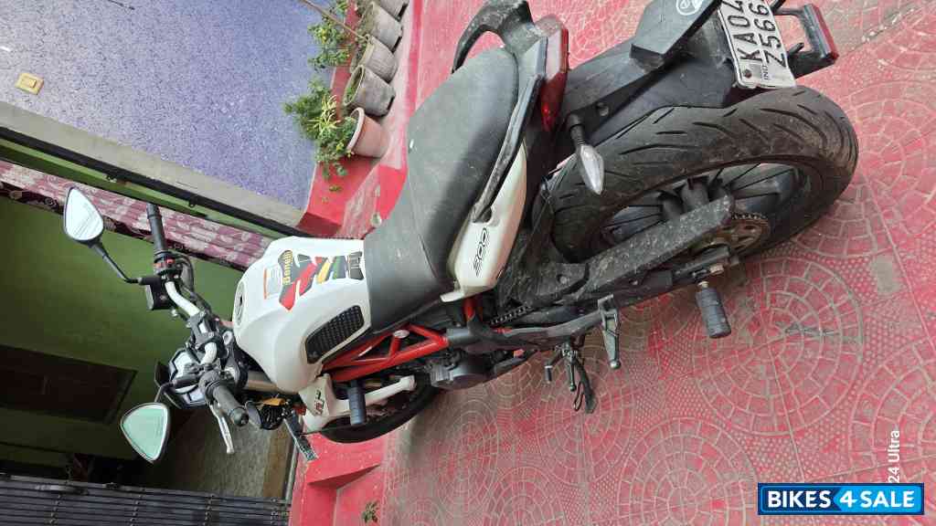 White Benelli TNT 300