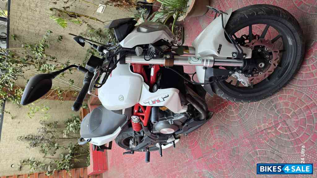 White Benelli TNT 300