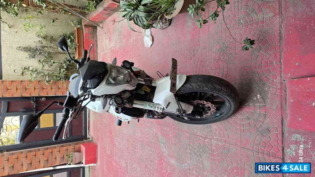 White Benelli TNT 300