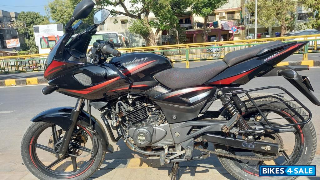 Bajaj Pulsar 220F