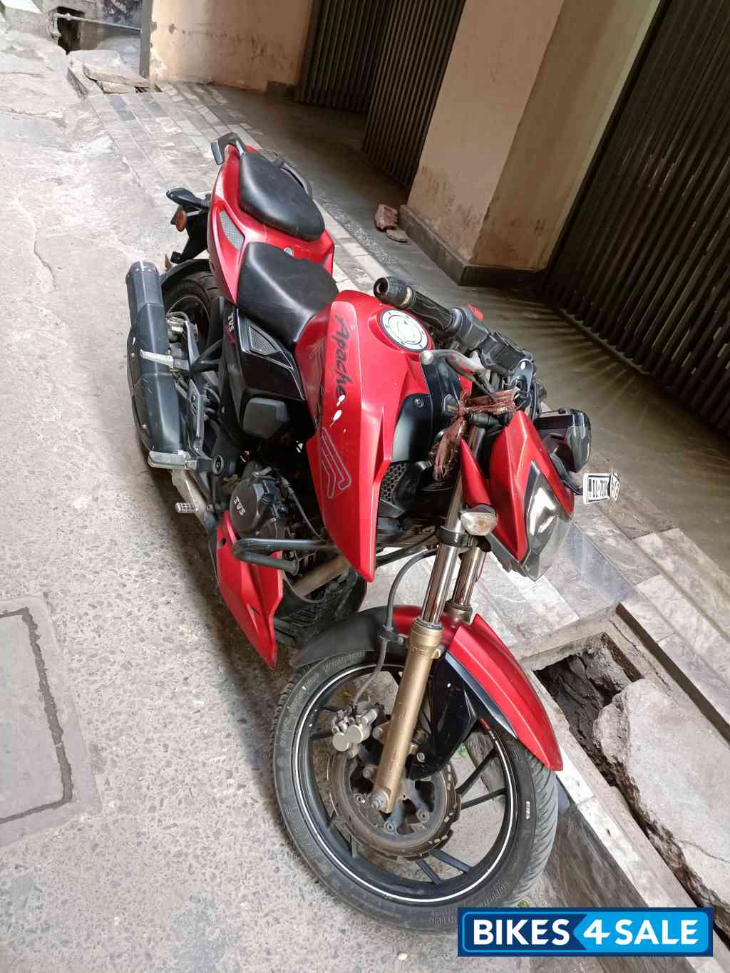 Red TVS Apache RTR 200 4V