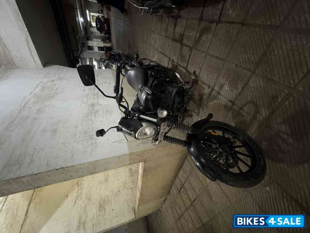 Black Bajaj Avenger Street 160 BS6