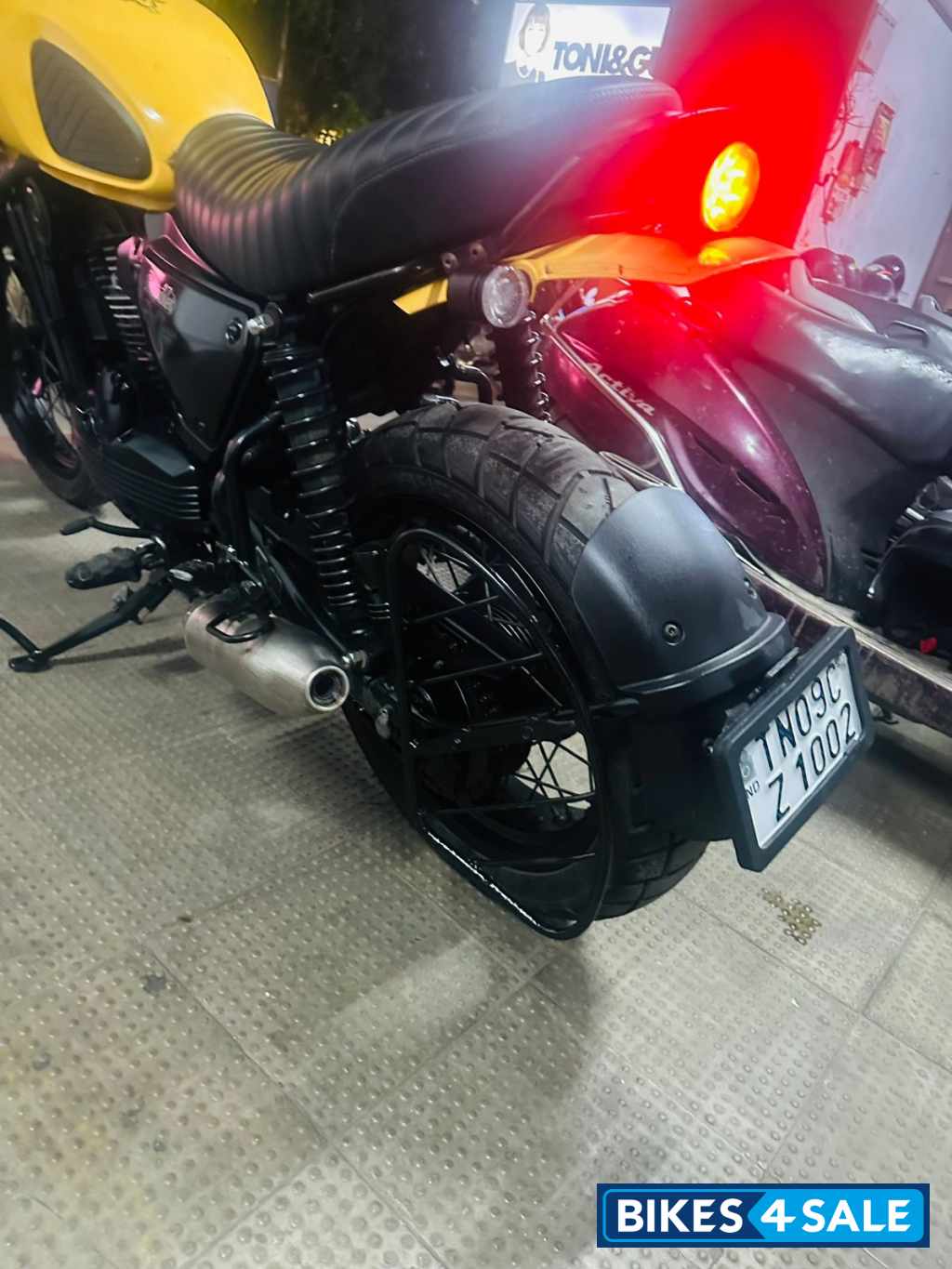 Yezdi Scrambler Single Tone