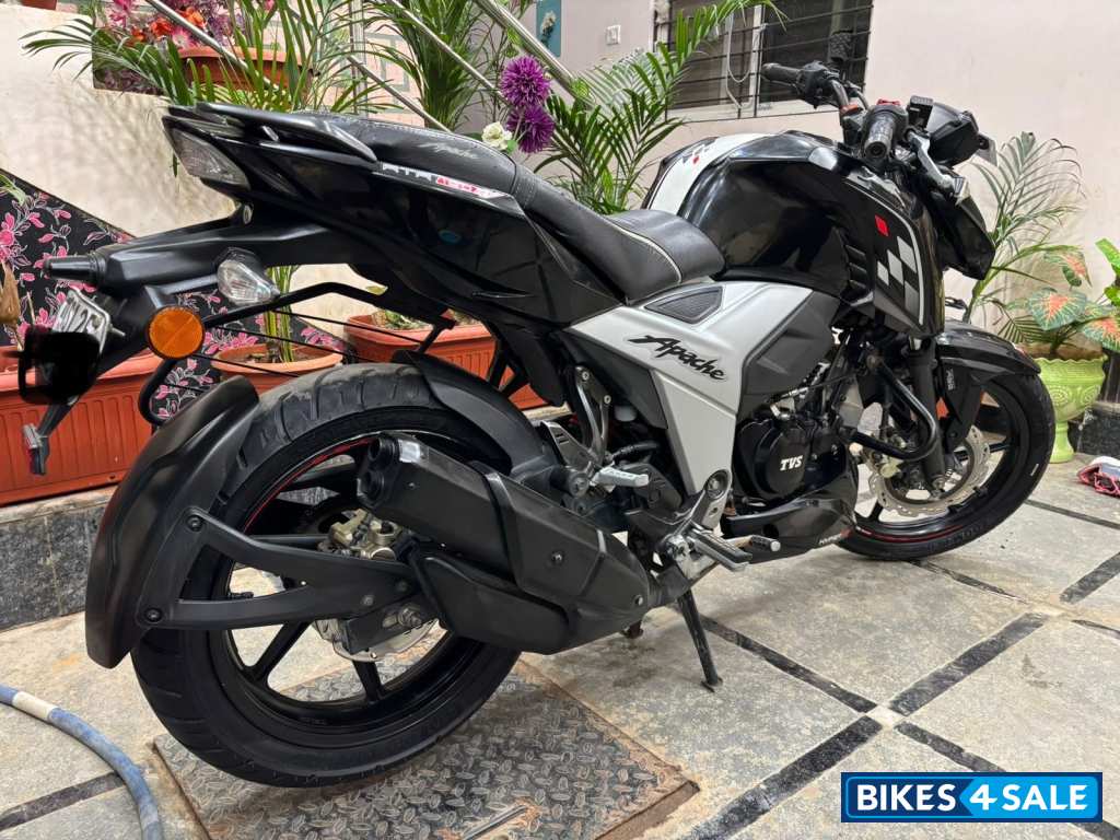 Black TVS Apache RTR 160 4V