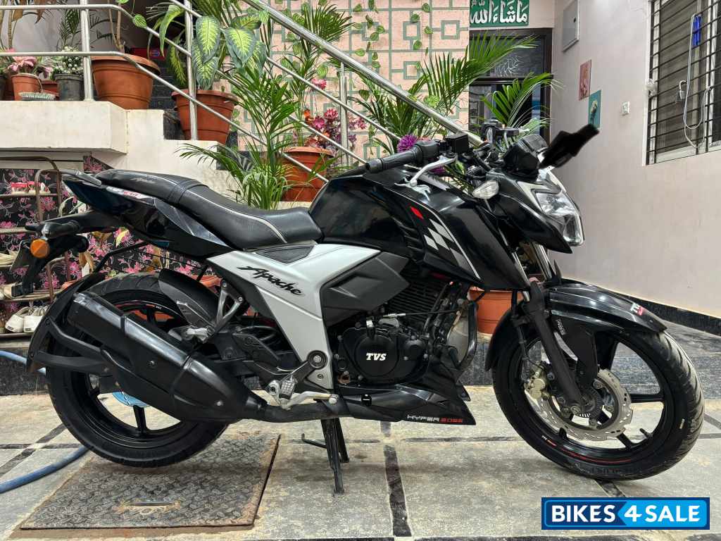 Black TVS Apache RTR 160 4V