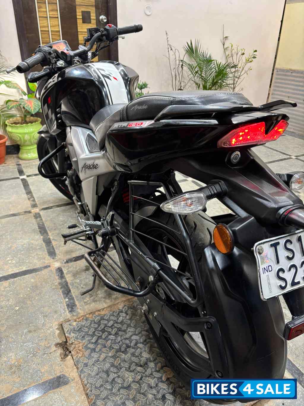 Black TVS Apache RTR 160 4V