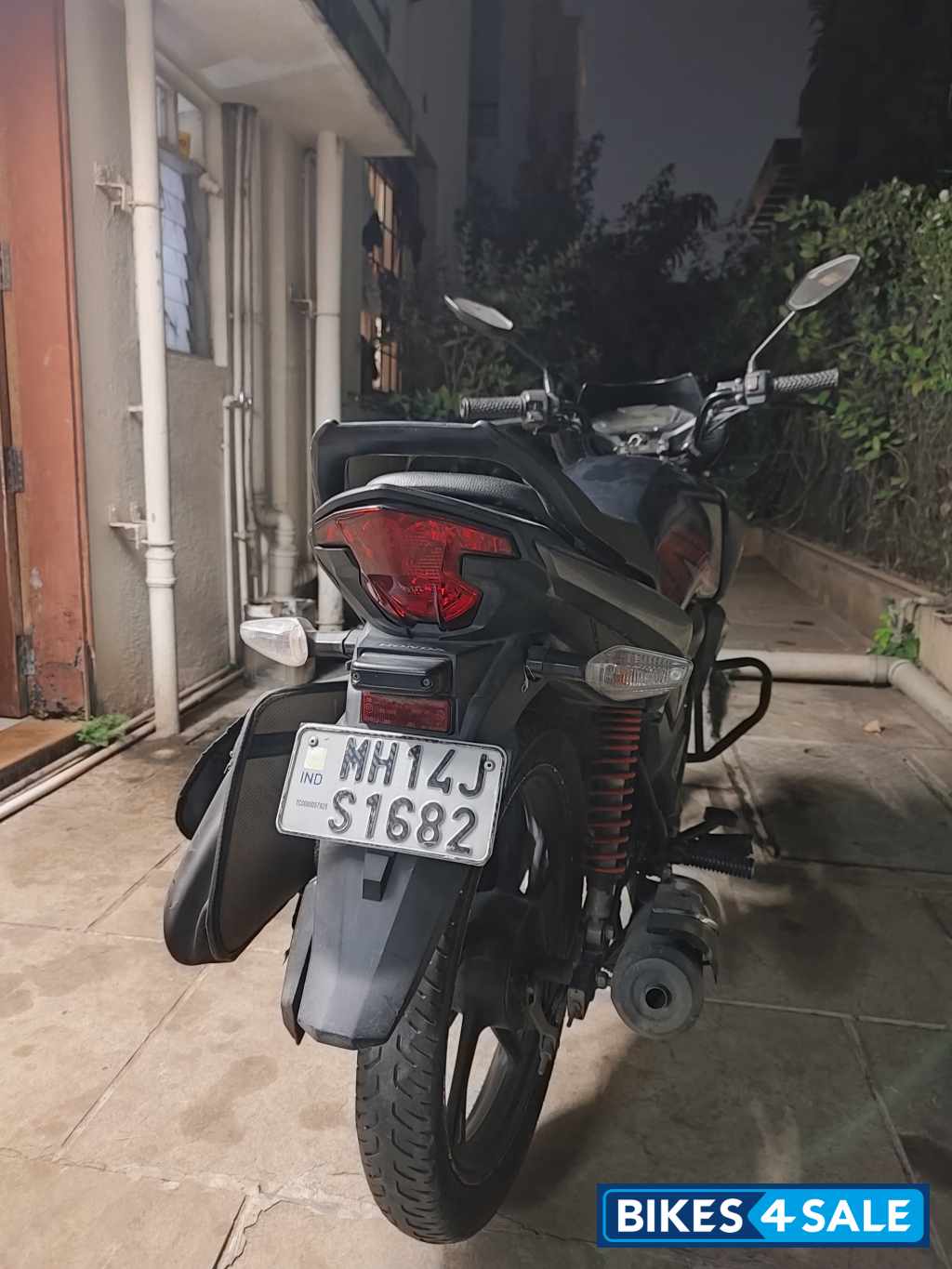 Pearl Siren Blue- A Honda Shine 125 Disc