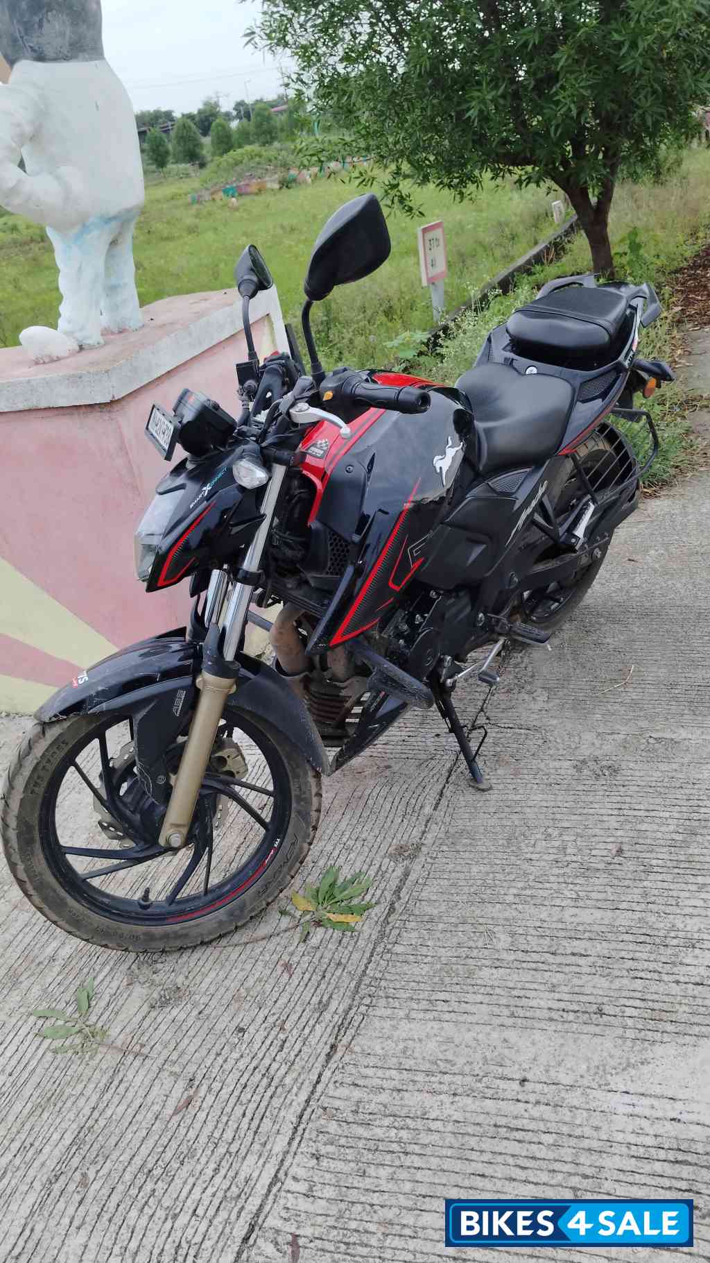 Black TVS Apache RTR 200 4V 2022