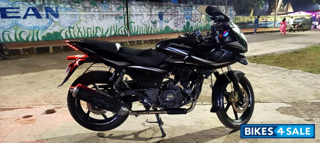 Black Bajaj Pulsar 220F
