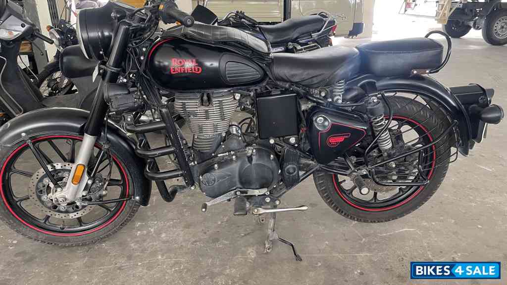 Royal Enfield Classic Stealth Black