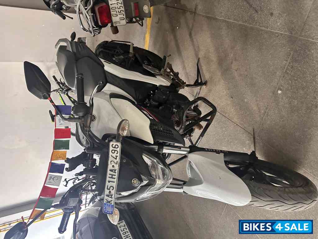 White Yamaha FZ25