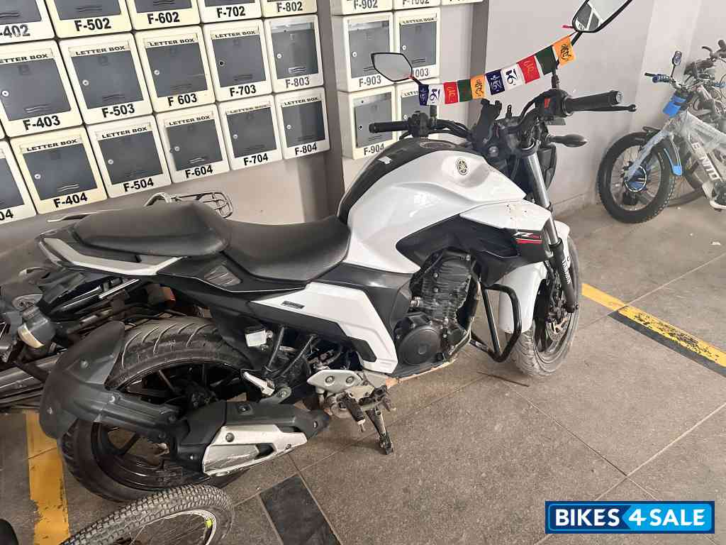 White Yamaha FZ25