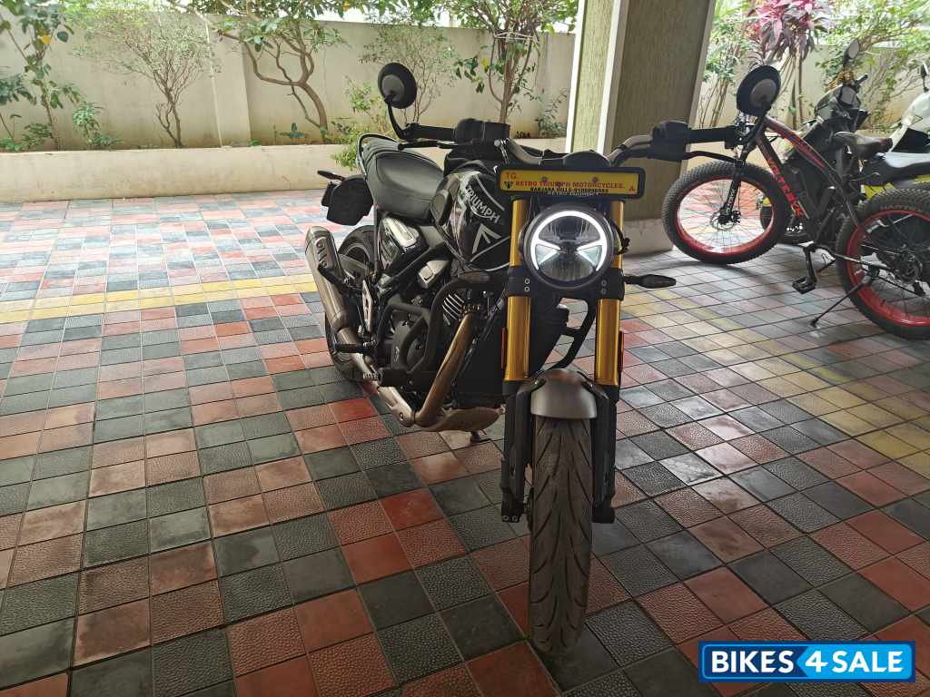 Phantom Black Triumph Speed 400