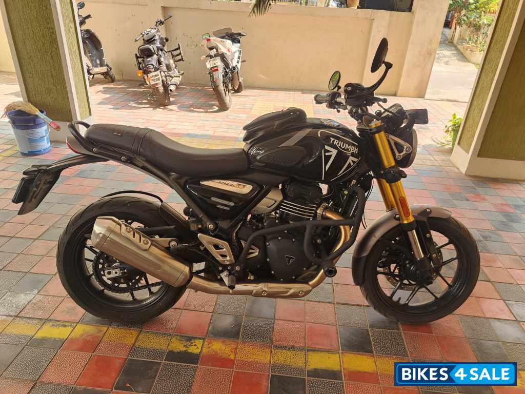 Phantom Black Triumph Speed 400