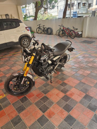 Phantom Black Triumph Speed 400