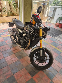 Phantom Black Triumph Speed 400