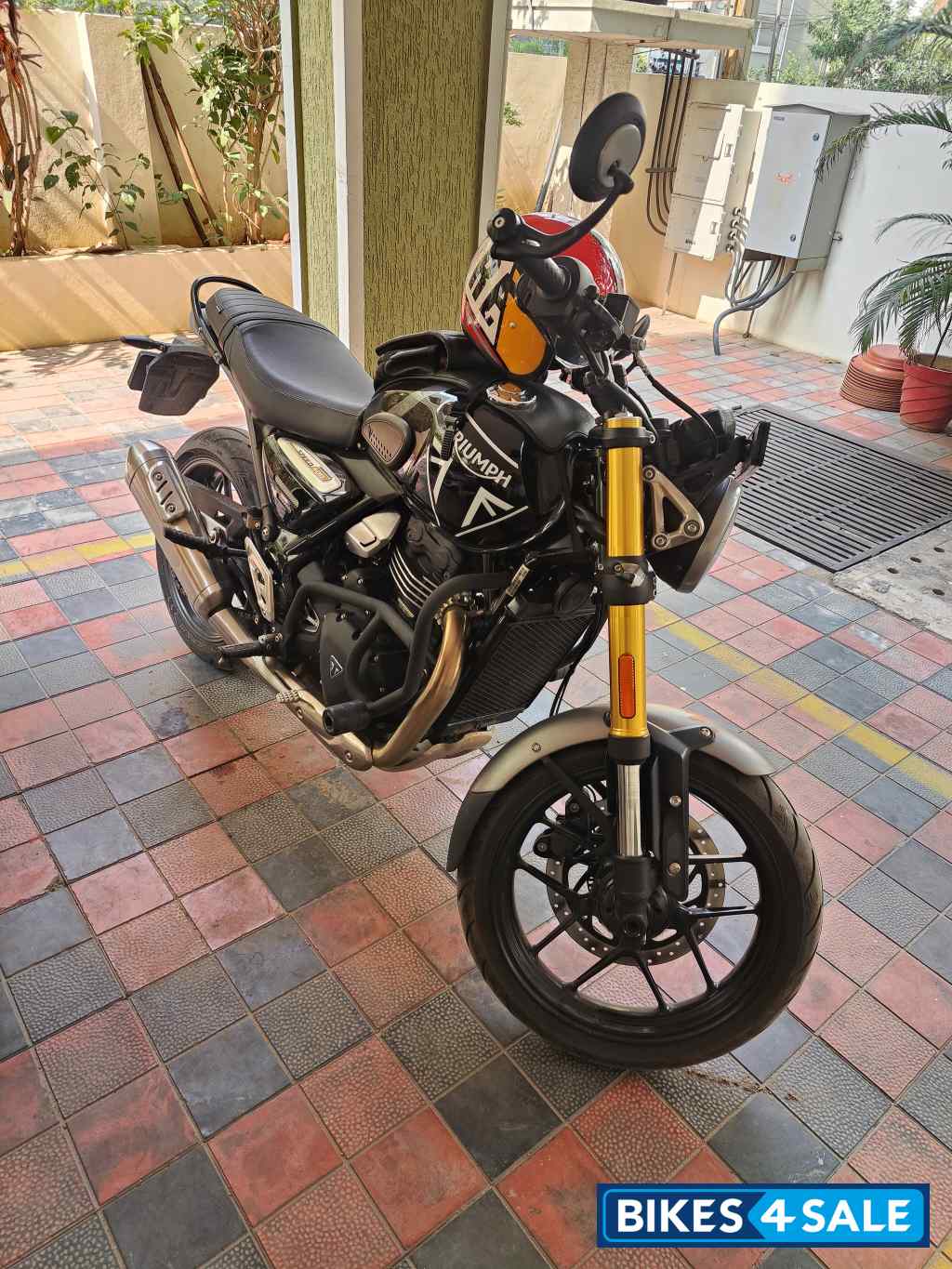 Phantom Black Triumph Speed 400