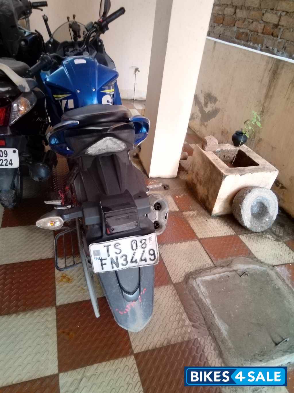 Blue Suzuki Gixxer SF