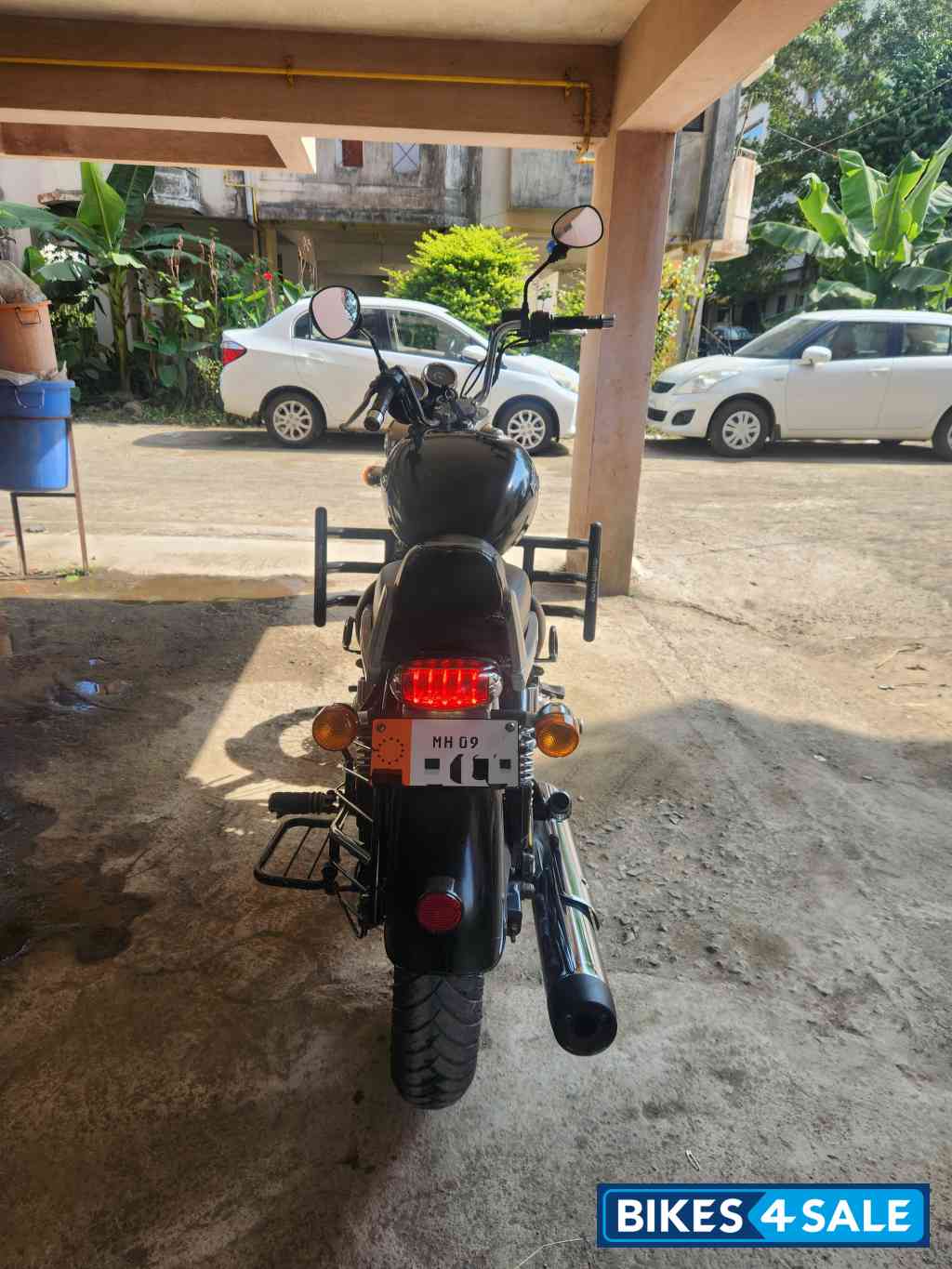 Black Royal Enfield Thunderbird 350