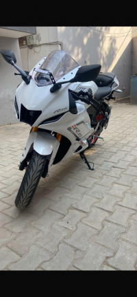 White Yamaha R15 V4