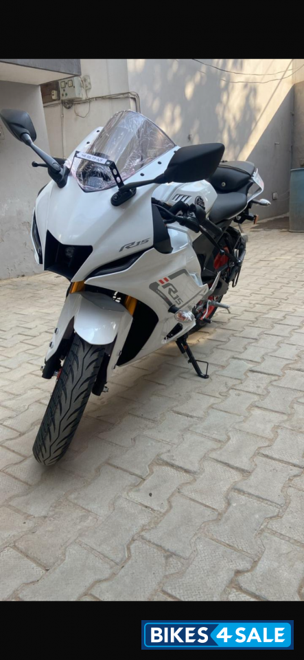 White Yamaha R15 V4