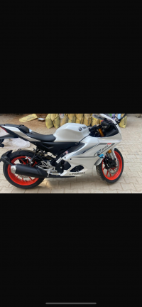 White Yamaha R15 V4
