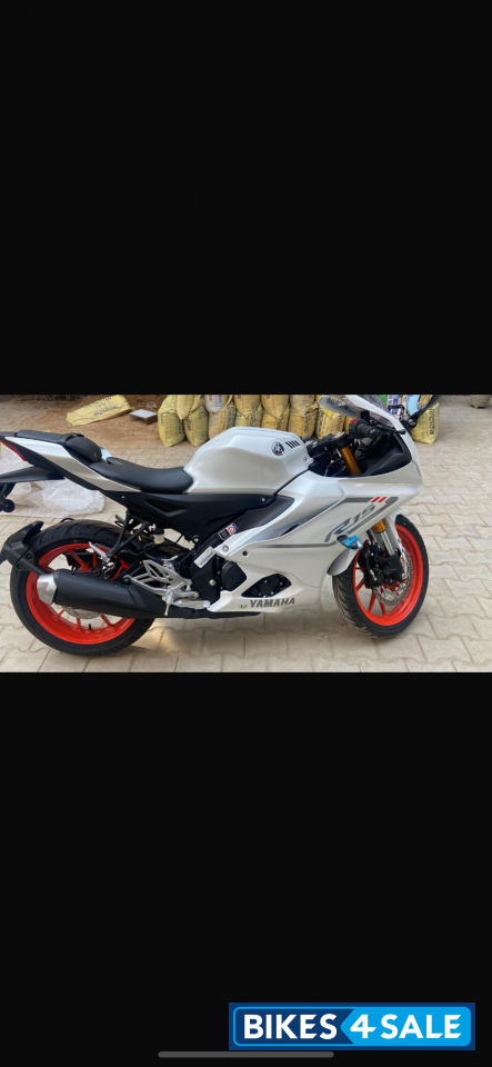 White Yamaha R15 V4