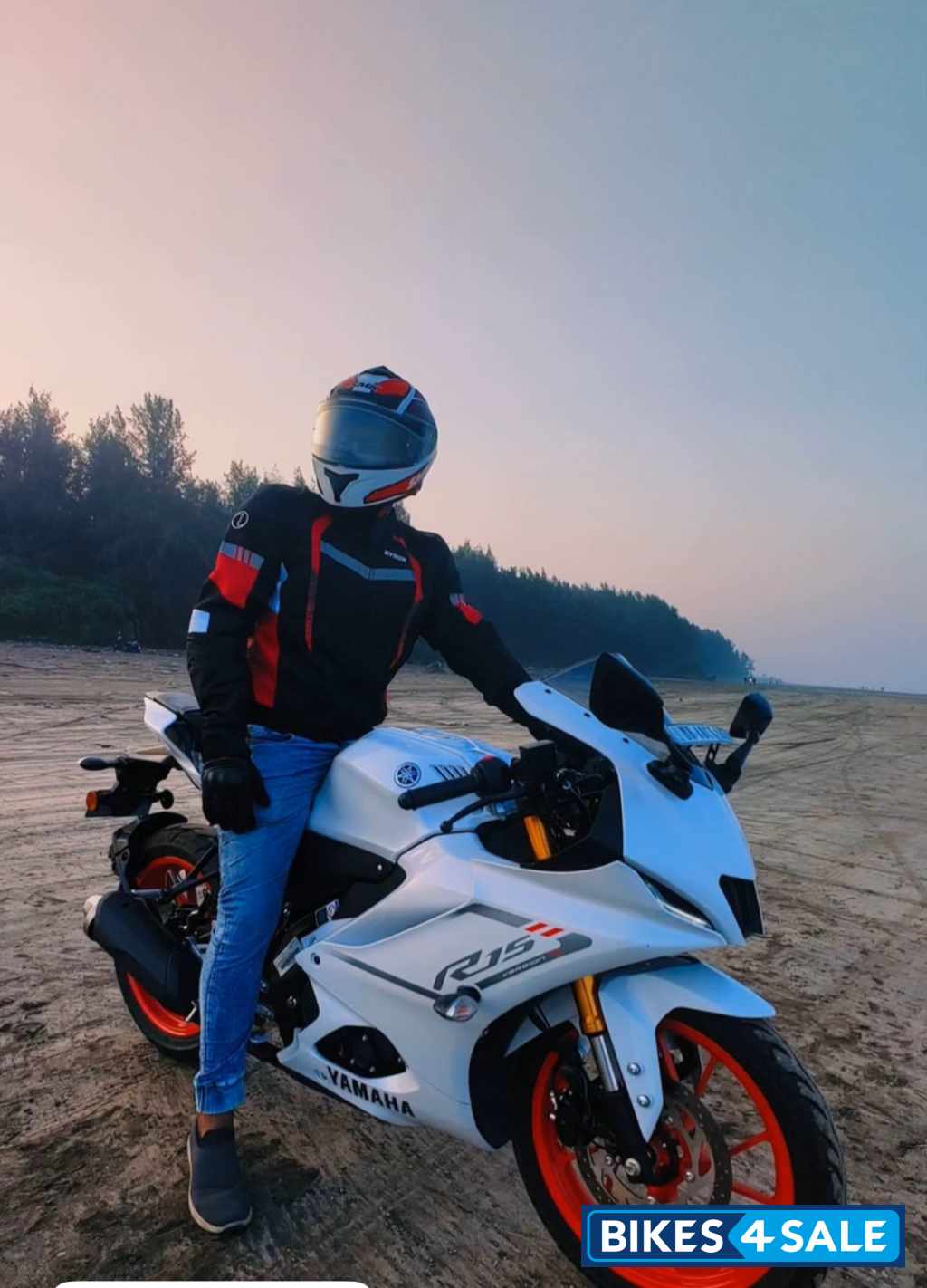 White Yamaha R15 V4