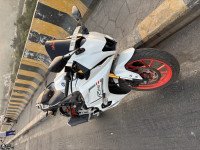White Yamaha R15 V4