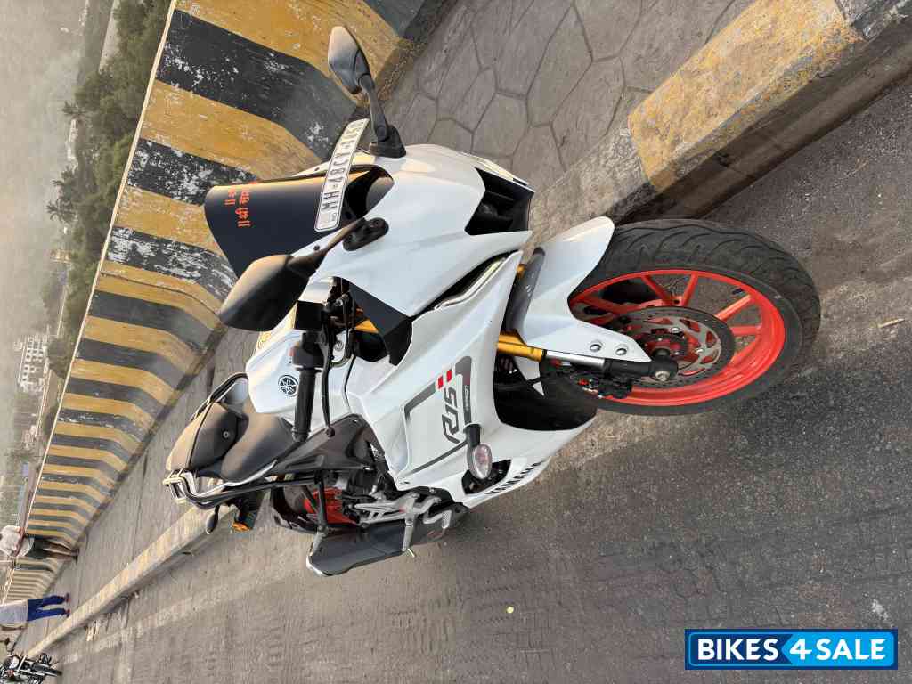 White Yamaha R15 V4