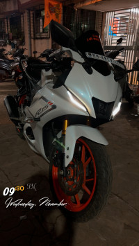 White Yamaha R15 V4