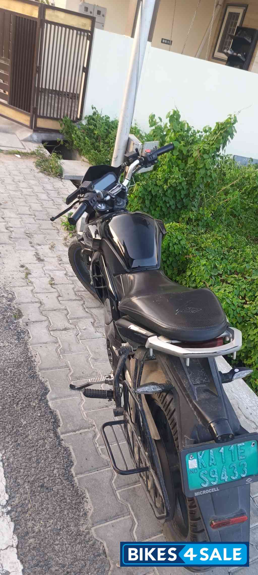 Black Revolt RV 400 Black Revolt RV 400