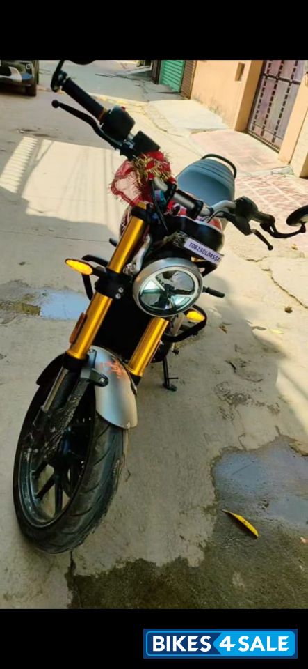 Red Triumph Speed 400