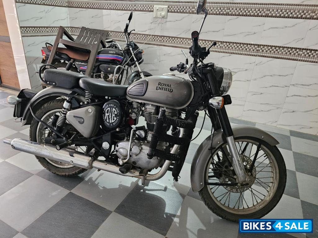 Grey Royal Enfield Classic Gunmetal Grey