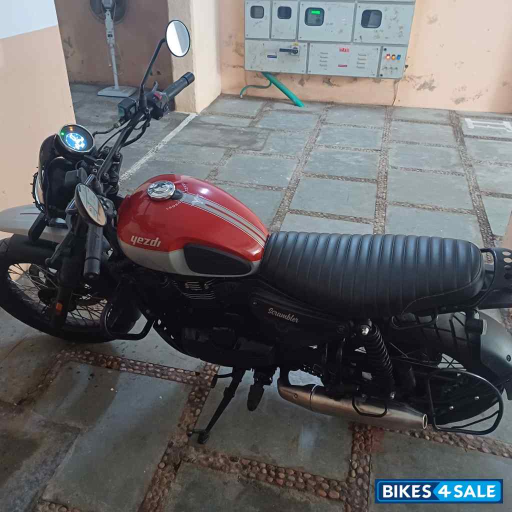 Yezdi Scrambler Dual Tone