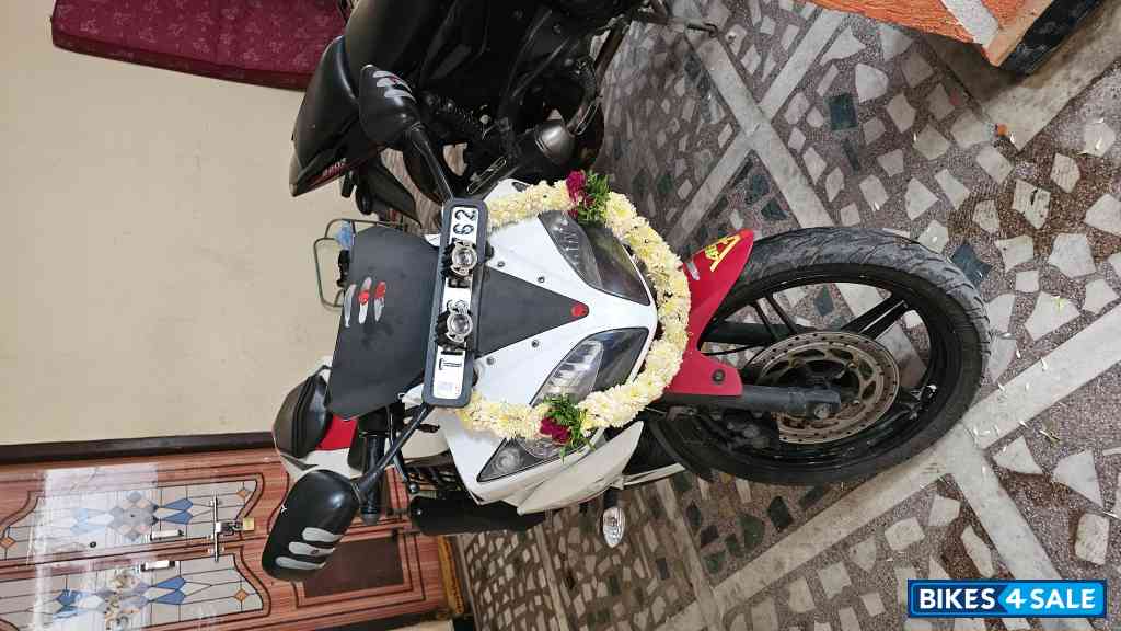 White Yamaha YZF R15 V2