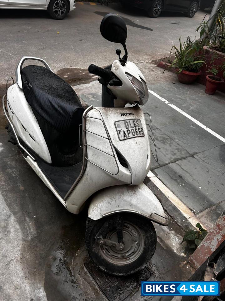 White Honda Activa 6G Dlx