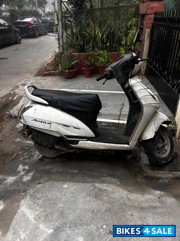White Honda Activa 6G Dlx