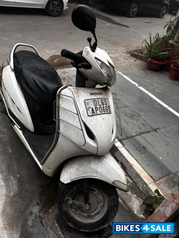 White Honda Activa 6G Dlx