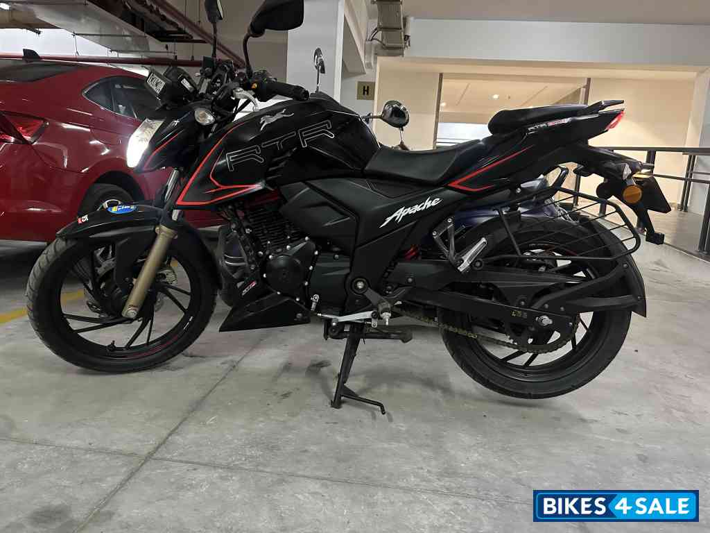 Black TVS Apache RTR 200 4V 2022 Black TVS Apache RTR 200 4V 2022