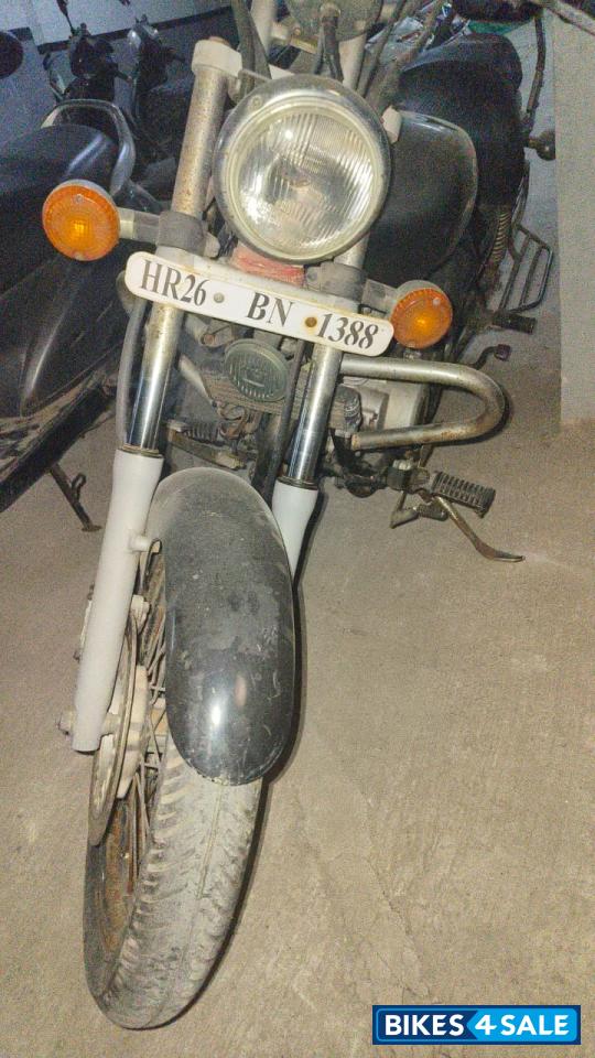 Black Bajaj Avenger 220 DTS-i Black Bajaj Avenger 220 DTS-i