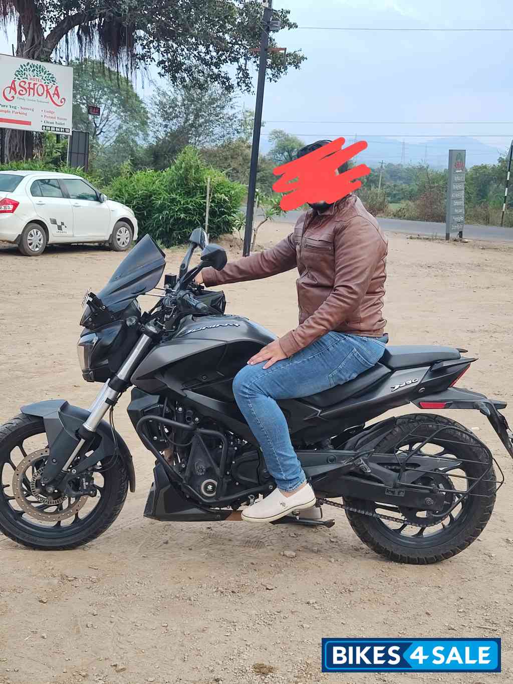 Charcoal Black Bajaj Dominar 250