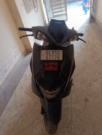 Black Suzuki Avenis 125 Ride Connect Edition